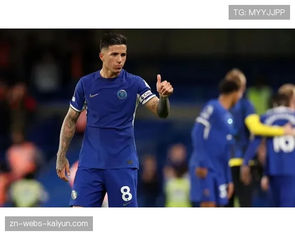 瞬间定格:点球罚失后,切尔西前锋杰克逊低头不语,恩佐上前安慰 瞬间定格:点球罚失后,切尔西前锋杰克逊低头不语,恩佐上前安慰